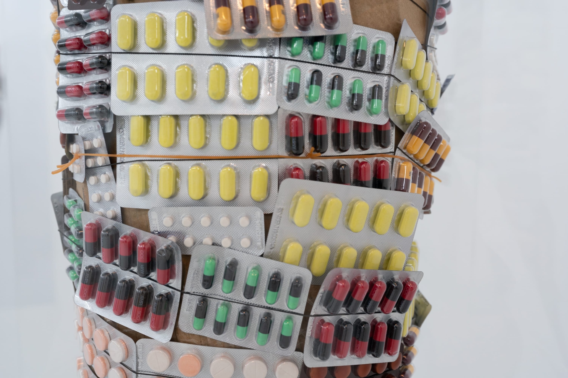Paolo Woods & Arnaud Robert | Happy Pills